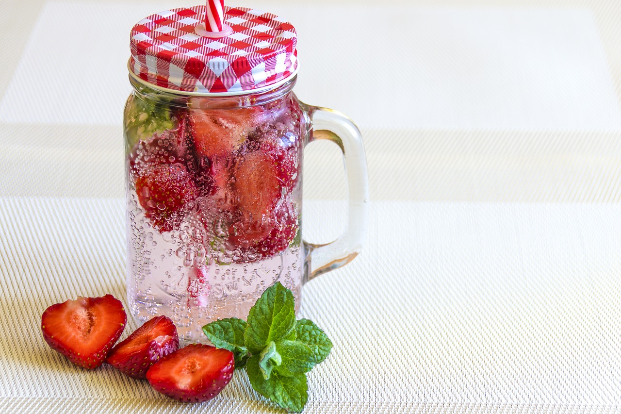 mineral-water-with-strawberries-