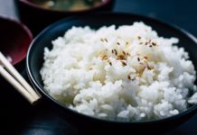 Γιατί πρέπει να πλένετε και να μουλιάζετε το ρύζι