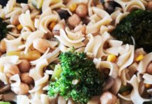 Νηστίσιμη μακαρονοσαλάτα με ρεβίθια και λαχανικά